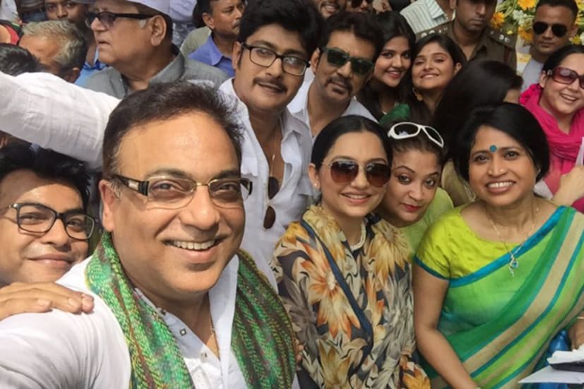 জনতার বিপুল সমর্থনে দ্বিতীয়বারের জন্য ক্ষমতায় ফিরে জনগণের মঞ্চে জনসাধারণকে তাঁর খুশিতে সামিল করার কথা ঘোষণা করেছিলেন তৃণমূল সুপ্রিমো মমতা বন্দ্যোপাধ্যায়৷