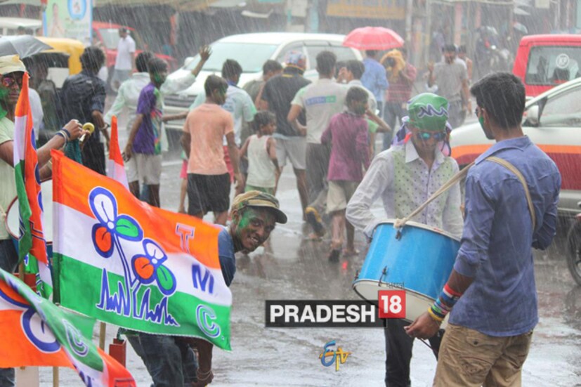 বাংলা জয়ের পর এখন নেত্রীর নজর কেন্দ্রীয় রাজনীতিতে ৷ এদিন তাঁর বক্তব্যে জাতীয় ফ্রন্ট তৈরির সম্ভাবনার আঁচ পাওয়া গেল ৷ তিনি বলেন, ‘চিরকাল কেউ একা চলে না ৷