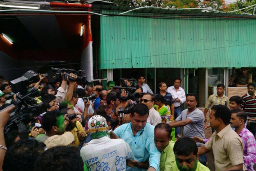 শুভেচ্ছা জানাতে মমতা বন্দ্যোপাধ্যায়ের বাড়িতে এসেছেন অভিনেতা ও সাংসদ দেব ৷ 