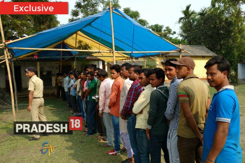 প্রথমবার ভোট দেওয়ার মেজাজে ছিটমহলের বাসিন্দা ৷ (PHOTO: Sougata Mukhopadhyay )
