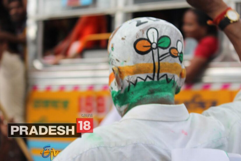 মানুষের বিপুল সমর্থন নিয়ে প্রায় ২১৮টি আসনে জিতে দ্বিতীয়বার ক্ষমতায় ফিরতে চলেছে মমতা বন্দ্যোপাধ্যায়ের তৃণমূল ৷ তাই সাংবাদিক সম্মেলনে মুখোমুখি হয় বাংলার সেই জনতাকেই কুর্ণিশ জানালেন তৃণমূল সুপ্রিমো মমতা বন্দ্যোপাধ্যায় ৷ পাশাপাশি, এই নিরঙ্কুশ তৃপ্তির জয়ের ইঙ্গিতে আত্মবিশ্বাসী নেত্রী নির্বাচন কমিশনকে এক হাত নিতেও ভুললেন না ৷