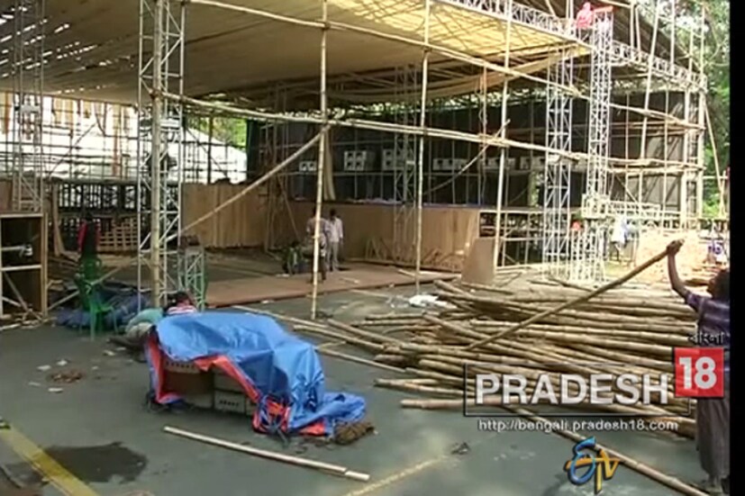 বহু ভিভিআইপি, দেশি-বিদেশি অভ্যাগত ও সাধারণ মানুষের উপস্থিতিতে শপথ নেবেন মমতা বন্দ্যোপাধ্যায় ও অন্যান্য বিধায়করা। কলকাতার জনপথে মুখ্যমন্ত্রীর শপথ এই প্রথমবার।