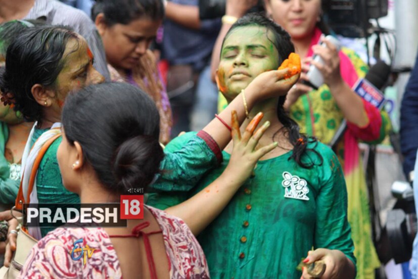 মানুষের বিপুল সমর্থন নিয়ে প্রায় ২১৮টি আসনে জিতে দ্বিতীয়বার ক্ষমতায় ফিরতে চলেছে মমতা বন্দ্যোপাধ্যায়ের তৃণমূল ৷ তাই সাংবাদিক সম্মেলনে মুখোমুখি হয় বাংলার সেই জনতাকেই কুর্ণিশ জানালেন তৃণমূল সুপ্রিমো মমতা বন্দ্যোপাধ্যায় ৷ পাশাপাশি, এই নিরঙ্কুশ তৃপ্তির জয়ের ইঙ্গিতে আত্মবিশ্বাসী নেত্রী নির্বাচন কমিশনকে এক হাত নিতেও ভুললেন না ৷