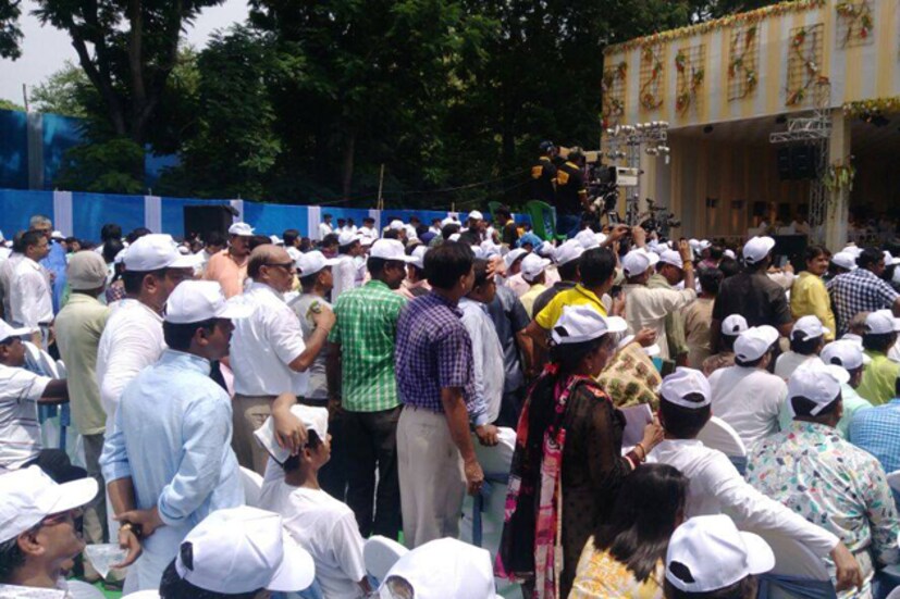 ভুটানের প্রধানমন্ত্রী শেরিং টোবগে থেকে দিল্লির মুখ্যমন্ত্রী কেজরিওয়াল, অখিলেশ যাদব থেকে কেন্দ্রীয় মন্ত্রী অরুণ জেটলি, বিহারের মুখ্যমন্ত্রী নীতিশ কুমার থেকে কেন্দ্রীয় প্রতিমন্ত্রী বাবুল সুপ্রিয় ৷ মমতা বন্দ্যোপাধ্যায়ের ডাকে সাড়া দিয়ে হাজির হলেন সকলেই ৷ সৌরভ গঙ্গোপাধ্যায়ের মতো ক্রীড়া তারকা থেকে টলিউডের একঝাঁক সেলিব্রিটিরাও উপস্থিত ছিলেন অনুষ্ঠানে ৷ শপথে হাজির ছিলেন রাজ্যের শিল্পপতি থেকে লেখক-লেখিকারা ৷