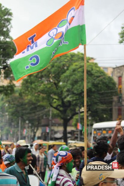 মসনদে এর আগেও তাঁরই ছিল কিন্তু সেবার সরকার গড়তে সঙ্গ দিয়েছিল কংগ্রেস ৷ এই প্রথম একক ক্ষমতায় সরকারে ফিরতে চলেছে তৃণমূল ৷ বিরোধীদের প্রায় নিশ্চিহ্ন করে এই বিপুল সংখ্যক আসন জয় তাই তৃণমূল নেত্রীর কাছে পরম তৃপ্তির ৷ সাংবাদিক সম্মেলনে জানালেন সে কথা ৷