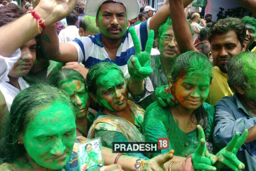 শিলিগুড়িতে ৫ রাউন্ডে ৭০৬৯ ভোটে এগিয়ে অশোক ভট্টাচার্য নাটাবাড়িতে তৃণমূলের রবীন্দ্রনাথ ঘোষ ৪,৮০৪ ভোটে এগিয়ে ৪র্থ রাউন্ডে মাটিগাড়ায় কংগ্রেসের শংকর মালাকার ৪,৭৭১ ভোটে এগিয়ে ৭ রাউন্ডে গলসিতে ১০ রাউন্ডে ফব-র নন্দলাল পণ্ডিত এগিয়ে ৩৭১৭ ভোটে