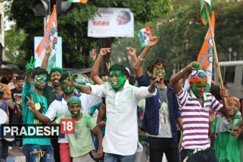 ভোটের শুরু থেকেই নির্বাচন কমিশন এবং কেন্দ্রীয় বাহিনীর কড়াকড়িতে বিরক্ত হয়েছেন নেত্রী ৷ তাঁর ও তাঁর দলের সদস্যও নেতারা প্রতি মুহূর্তে ছিলেন কমিশনের স্ক্যানারে ৷ নির্বাচন কমিশনের বাড়াবাড়িতে বিরক্ত মমতা বন্দ্যোপাধ্যায় রীতিমতো চ্যালেঞ্জ ছুঁড়ে দিয়েছিলেন তাদের দিকে ৷