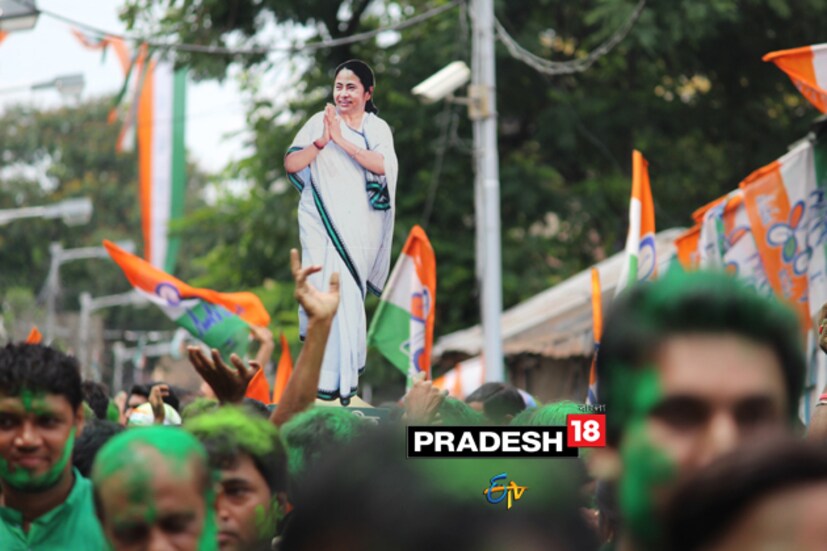 ‘দিদির’ কাট আউট নিয়েই বিজয় মিছিল সমর্থকদের ৷  ছবি- সিদ্ধার্থ সরকার