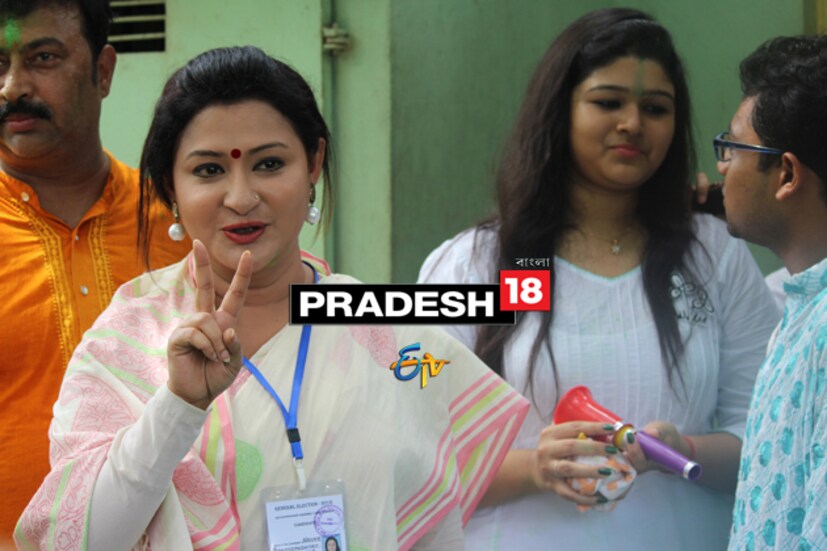 জয়ের পর মুখ্যমন্ত্রীর বাড়িতে মমতা বন্দ্যোপাধ্যায়ের সঙ্গে দেখা করতে এলেন কলকাতার চৌরঙ্গী বিধানসভা কেন্দ্রের তৃণমূল প্রার্থী নয়না বন্দ্যোপাধ্যায়