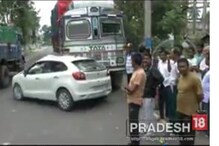 ট্রাক-ছোট গাড়ি মুখোমুখি সংঘর্ষে মৃত ৩, দেখুন ভিডিও ট্রাক-ছোট গাড়ি মুখোমুখি সংঘর্ষে মৃত ৩, দেখুন ভিডিও