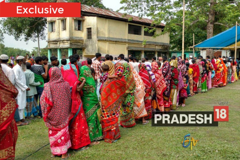 প্রথমবার ভোট দিতে এসে উৎসাহী ছিটমহলের বাসিন্দারা ৷ (PHOTO: Sougata Mukhopadhyay )