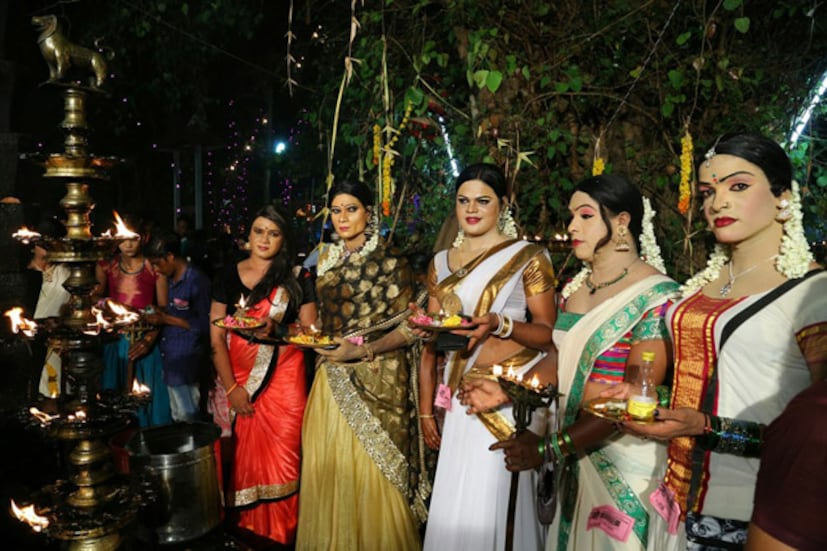 হিন্দু ধর্মে প্রতিটি পুজোর ক্ষেত্রে আলাদা আলাদা নিয়ম-কানুন রয়েছে ৷ এদেশে এমন অনেক মন্দির রয়েছে যেখানে মহিলারা ঢুকতে পারেন না ৷ আবার এমনও অনেক মন্দির রয়েছে যেখানে পুরুষ প্রবেশ নিষেধ ৷ সেখানে মহিলা সেজেই পুরুষদের ঢুকতে হয় ৷ মহিলা সাজার অর্থ শুধু জামাকাপড় বদলানোই নয় ৷ পুরোপুরি মহিলাদের সাজে, এমনকী সিঁদুর পরে মন্দিরে ঢুকতে হয় ৷