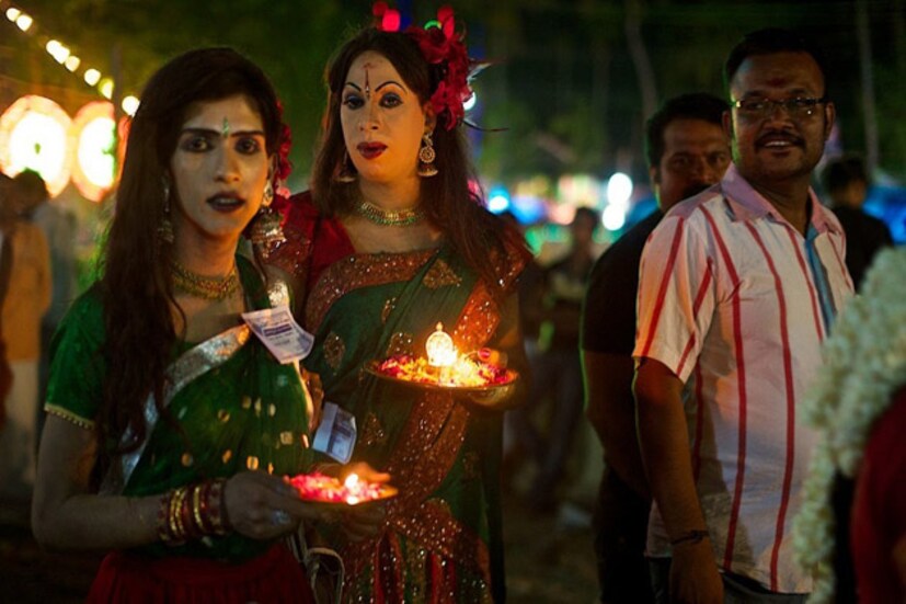 কেরালার কোল্লম জেলার কোট্টনকুলঙ্গারার শ্রীদেবীর মন্দিরে ঠিক এমন কাণ্ডটাই ঘটেছে ৷ যেখানে বহুবছর ধরেই পুরুষদের মহিলা সেজে মন্দিরের ভিতর প্রবেশ করার প্রথা চলছে ৷