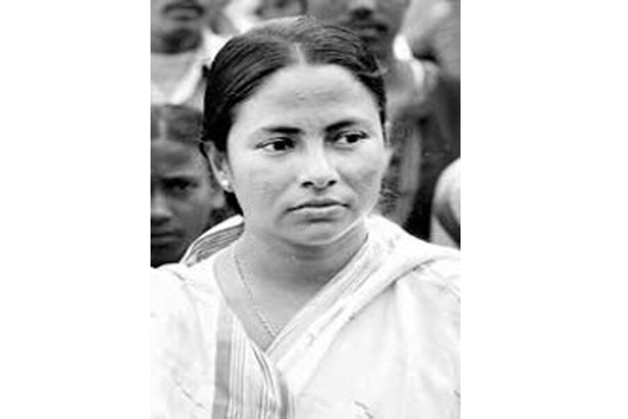  রাজনীতির পথে সদ্য তখন নেমেছেন তিনি ৷ লড়ছেন সাধারণ মানুষের হয়ে ৷ এগিয়ে চলেছেন উদ্দ্যেশের দিক ৷ সব সময়ই অন্যায়ের প্রতিবাদী ৷ মমতা বন্দ্যোপাধ্যায় ৷ মুখ্যমন্ত্রী হওয়ার আগে কেমন ছিলেন তিনি ৷ আসুন দেখে নেওয়া যাক ৷