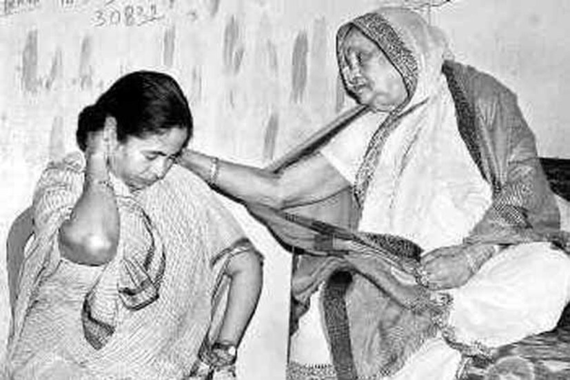 মায়ের সঙ্গে মমতা ৷ 