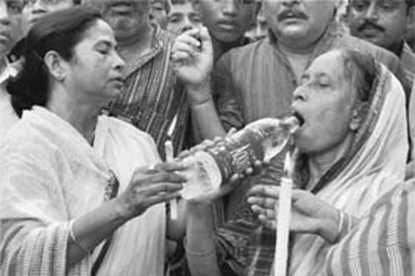 মা মাটি মানুষের মমতা বন্দ্যোপাধ্যায় ৷ নিহত রিজওয়ানুর মাকে জল পান করিয়ে দিচ্ছেন মমতা ৷ 