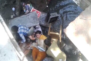 নর্দমায় পড়ে পা ভাঙলেন সাংসদ ! দেখুন ছবি.....