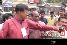 মেজাজ হারিয়ে দলীয় কর্মীকে চড় মারলেন রবীন্দ্রনাথ ঘোষ, দেখুন ভিডিও মেজাজ হারিয়ে দলীয় কর্মীকে চড় মারলেন রবীন্দ্রনাথ ঘোষ, দেখুন ভিডিও