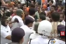 দেখুন ভিডিও: যাদবপুর বিশ্ববিদ্যালয়ে ঢুকতে চেয়ে ABVP সমর্থকদের সঙ্গে পুলিশের ধস্তাধস্তি