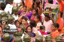 দেখুন ভিডিও: বিজেপির মিছিল ঘিরে হাজরা মোড়ে উত্তেজনা, ধস্তাধস্তিতে শাড়ি ছিঁড়ল লকেটের
