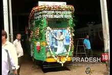 বিপুল জয়ের শুভেচ্ছা জানাতে শহরে বেরোল ট্রাম, দেখুন ভিডিও বিপুল জয়ের শুভেচ্ছা জানাতে শহরে বেরোল ট্রাম, দেখুন ভিডিও