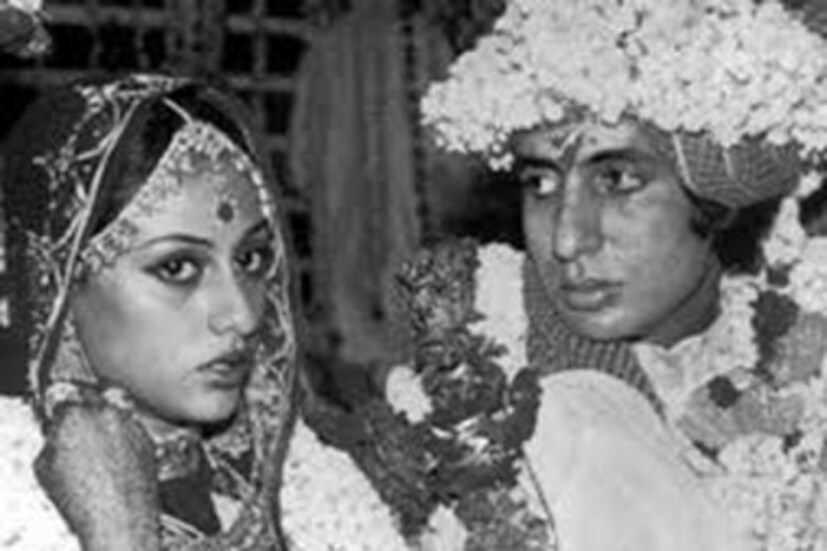 গত বছর বিবাহবার্ষিকীতে নিজের বিয়ের দিনের বিশেষ কিছু মুহূর্ত ব্লগে শেয়ার করেছিলেন বিগ বি ৷ জানিয়েছিলেন জন্জির ছবি মুক্তি পাওয়ার পর জয়া ও বন্ধুদের সঙ্গে লন্ডন ঘুরতে যেতে চেয়েছিলেন অমিতাভ ৷ বিগ বি তাঁর বাবাকে লন্ডন ঘুরতে যাওয়ার পরিকল্পনা জানানোর পর তিনি স্পষ্ট জানিয়ে দেন যে লন্ডন ঘুরতে যেতে হলে জয়াকে বিয়ে করে যেতে হবে ৷ রাজিও হয়ে যান অমিতাভ ও জয়া ৷ 