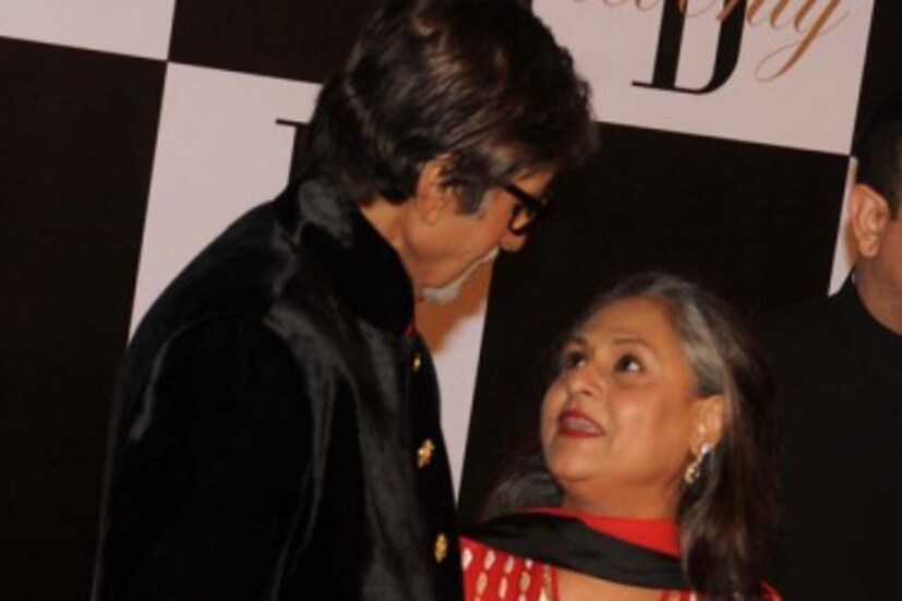 শ্যুটিং ফ্রোর থেকে আলাপ ৷ তারপর বন্ধুত্ব ও প্রেম ৷ ১৯৭৩ সালে সাত পাকে বাঁধা পড়েন অমিতাভ-জয়া ৷ একেবারে বাঙালি কায়দায় বিয়ে করেছিলেন অমিতাভ ও জয়া ৷ সেই সময় তাঁদের বিয়েতে উপস্থিত ছিলেন দু’জনের বিশেষ কিছু বন্ধু ৷