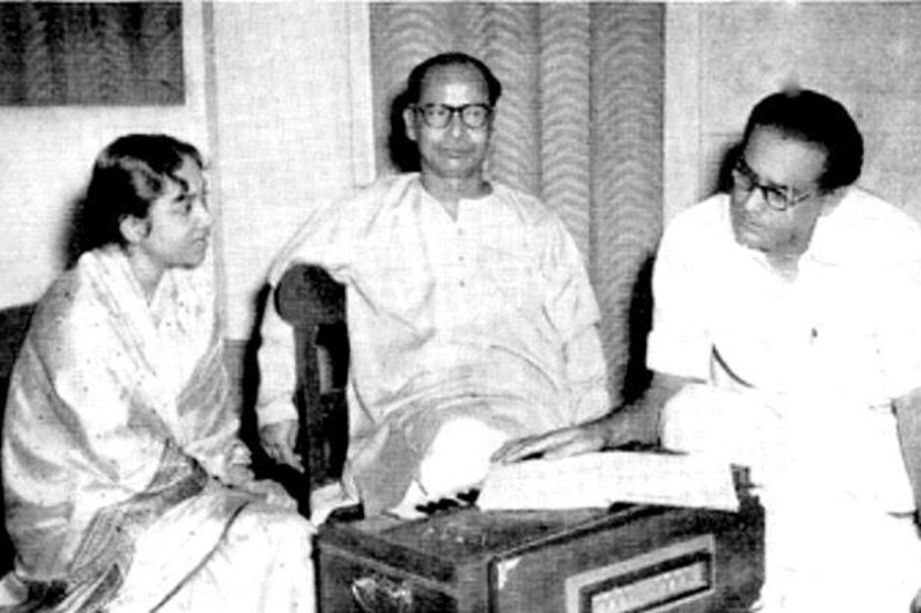 গীতা দত্তের সঙ্গে গানের মহড়ায় হেমন্ত মুখোপাধ্যায় ৷ 