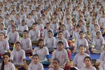 গুজরাতে একসঙ্গে যোগব্যায়াম প্রদর্শন করলেন ২,০০০ গর্ভবতী মহিলা, দেখুন ছবি