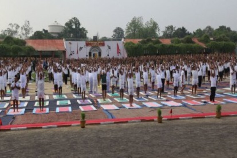 লখনউতে যোগা করছেন সেনা জওয়ানরা ৷ 