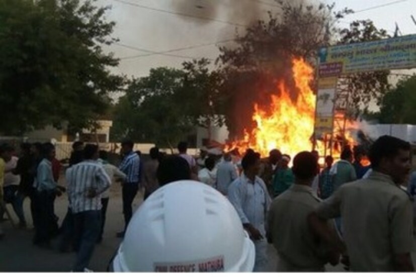 স্বাধীন ভারত আন্দোলনের নামে পুলিশ-জবরদখলকারী সংঘর্ষে মথুরার পরিস্থিতি রীতিমতো উত্তপ্ত। মথুরার পরিস্থিতিতি নিয়ে স্বরাষ্ট্রমন্ত্রকে রিপোর্ট দেয় অখিলেশ যাদব প্রশাসন।