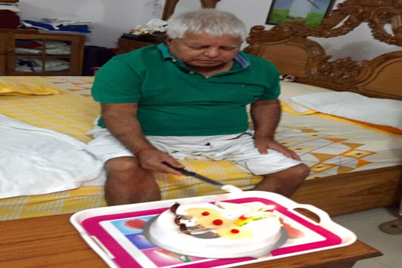 জন্মদিনে লালুর জন্য বিশেষ কেক এবং যুব আরজেডি-র পক্ষ থেকে ৬৯ কেজির ফুলের তোড়াও দেওয়া হয়