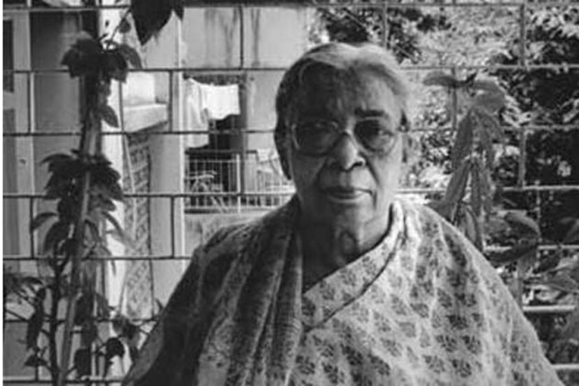 সাহিত্যিক মহাশ্বেতা দেবী ১৯২৬ সালে জন্মগ্রহণ করে অধুনা বাংলাদেশের ঢাকায় ৷ মহাশ্বেতা দেবীর বাবার নাম কবি মণীশ ঘটক ৷ মা ধরিত্রী দেবী ৷ কাকা বিখ্যাত চলচ্চিত্রকার ঋত্বিক ঘটক ৷