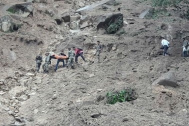 শুক্রবার হঠাৎই মেঘ ভেঙা বৃষ্টি শুরু হয় উত্তরাখণ্ডের চামোলিতে ৷ বৃষ্টিতে ওই এলাকার বিভিন্ন বাড়ি ও স্কুল ক্ষতিগ্রস্থ হয়েছে ৷ বৃষ্টিতে ধস নেমেছে ৷ ধসে বন্ধ হয়ে গিয়েছে ওই থাল- মুনষিয়ারি রাস্তা ৷ ফলে ওই এলাকার সমস্ত রাস্তাঘাট বন্ধ হয়ে গিয়েছে ৷ আটকে পড়েছে সমস্ত যানচলাচল ৷ শুক্রবার হঠাৎই মেঘ ভেঙা বৃষ্টি শুরু হয় উত্তরাখণ্ডের চামোলিতে ৷ বৃষ্টিতে ওই এলাকার বিভিন্ন বাড়ি ও স্কুল ক্ষতিগ্রস্থ হয়েছে ৷ বৃষ্টিতে ধস নেমেছে ৷ ধসে বন্ধ হয়ে গিয়েছে ওই থাল- মুনষিয়ারি রাস্তা ৷ ফলে ওই এলাকার সমস্ত রাস্তাঘাট বন্ধ হয়ে গিয়েছে ৷ আটকে পড়েছে সমস্ত যানচলাচল ৷