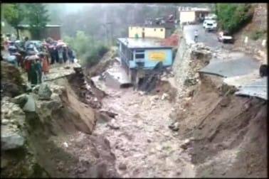মেঘ ভাঙা বৃষ্টিতে ফের বিপর্যস্ত উত্তরাখণ্ড। পিথোরাগড়, চমোলি জেলা সহ রাজ্যজুড়ে অন্তত ৩৩ জনের মৃত্যু হয়েছে। ধসের নীচে আরও বেশ কয়েকজনের আটকে থাকার আশঙ্কা। তড়িঘড়ি উদ্ধারকাজে নামানো হয়েছে সেনা এবং এনডিআরএফকে। উত্তরাখণ্ডের মুখ্যমন্ত্রী হরিশ রাওয়াতের সঙ্গে কথা বলে সবরকম সাহায্যের আশ্বাস দিয়েছেন স্বরাষ্ট্রমন্ত্রী রাজনাথ সিং। মেঘ ভাঙা বৃষ্টিতে ফের বিপর্যস্ত উত্তরাখণ্ড। পিথোরাগড়, চমোলি জেলা সহ রাজ্যজুড়ে অন্তত ৩৩ জনের মৃত্যু হয়েছে। ধসের নীচে আরও বেশ কয়েকজনের আটকে থাকার আশঙ্কা। তড়িঘড়ি উদ্ধারকাজে নামানো হয়েছে সেনা এবং এনডিআরএফকে। উত্তরাখণ্ডের মুখ্যমন্ত্রী হরিশ রাওয়াতের সঙ্গে কথা বলে সবরকম সাহায্যের আশ্বাস দিয়েছেন স্বরাষ্ট্রমন্ত্রী রাজনাথ সিং।