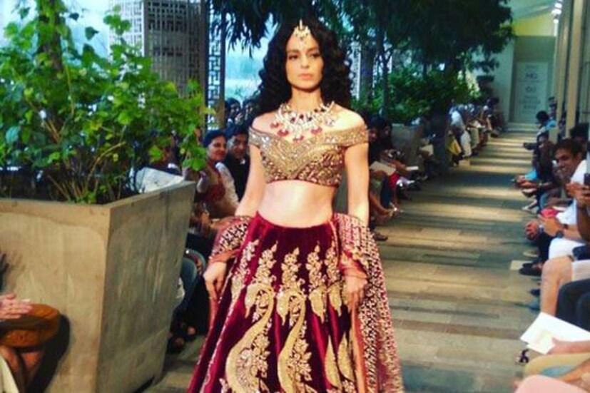 মানব গঙ্গনানির ব্রাইডাল পোশাকে কঙ্গনা রানাওয়াত ৷ ইন্ডিয়ান ক্যুতর উইকে আলাদা করে নজর কাড়লেন তিনি ৷ বিয়ের ব্যাপারে জিজ্ঞেস করতে কঙ্গনার সাফ উত্তর একটা নয়, একাধিক বিয়ে করতে চাই !