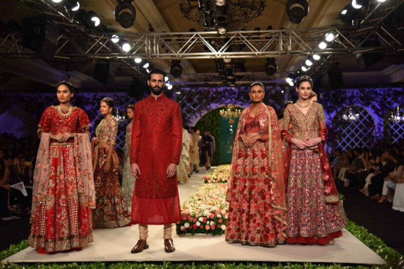 ডিজাইনার বরুণ বহেলের ডিজাইন করা পোশাকে মডেলরা ৷ 