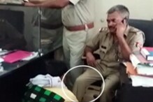 অভিযোগ দায়ের করতে গিয়ে পুলিশকে দিতে হল ফুট ম্যাসাজ অভিযোগ দায়ের করতে গিয়ে পুলিশকে দিতে হল ফুট ম্যাসাজ