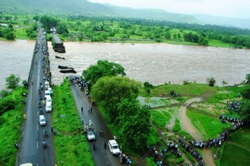 মুম্বই-গোয়া ব্রিজ ভেঙে নিখোঁজ ২০, খারাপ আবহাওয়াতেও জোরকদমে চলছে উদ্ধারকাজ মুম্বই-গোয়া ব্রিজ ভেঙে নিখোঁজ ২০, খারাপ আবহাওয়াতেও জোরকদমে চলছে উদ্ধারকাজ