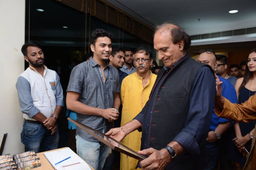 তিন দিন ধরে চলা এই ছবির প্রদর্শনী দেখতে এসেছিলেন বিখ্যাত ফটোগ্রাফার রঘু রাইও ৷ এবছর কলকাতার প্রায় ৩০ জন মডেল, ৭ জন স্টাইলিস্ট এবং ১০ জন মেক-আপ আর্টিস্ট ও হেয়ার স্টাইলিস্টকে নিয়ে কাজ করেছেন তথাগত ৷ ফ্যাশন ফটোগ্রাফির সমস্ত দিকগুলোকেই নিজের প্রজেক্টে তুলে ধরতে চেয়েছেন তিনি ৷ প্রদর্শনীর নামও তাই যুৎসই রেখেছেন তথাগত- ‘ ফ্লাইটস অফ ফেয়ারি ’