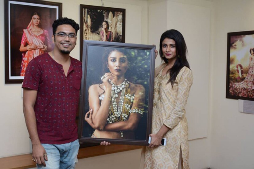   প্রদর্শনী এতটা সাফল্য পাওয়ার ক্ষেত্রে নিজের গোটা টিমকেই ধন্যবাদ জানিয়েছেন তথাগত ৷ কারণ তাঁর সঙ্গে যাঁরা কাজ করেছেন, তাঁরা প্রত্যেকেই নিজের নিজের কাজে অনেক বেশি অভিজ্ঞতা সম্পন্ন ৷ এবং তথাগতর এই ড্রিম প্রজেক্টকে বাস্তাবায়িত করতে তাঁদের প্রত্যেকের ভূমিকাই অপরিসীম ৷ 