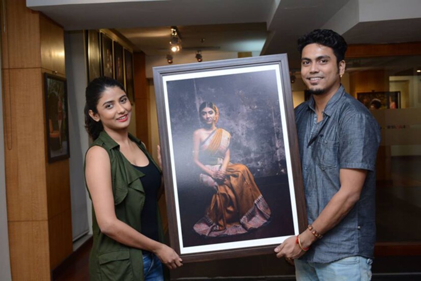  মনে ইচ্ছে আর কিছু করে দেখানোর জেদ থাকলে হয়তো সব কিছুই সম্ভব ৷ আসলে কঠিন কাজও সহজ হতে পারে যদি লক্ষ্য থাকে স্থির ৷ আর সাফল্য তো রাতারাতি আসে না ৷ সবচেয়ে যেটা প্রয়োজন সেটা হল ধৈর্য্য ৷ আর এই সব বিষয়গুলো অনেক কম বয়স থেকেই ঠিক ঠিকভাবে ফলো করে আসছেন কলকাতার তরুণ ফ্যাশন ফটোগ্রাফার তথাগত ঘোষ ৷ টেলিকমিউনিকেশন ইঞ্জিনিয়ারিং পড়তে বেঙ্গালুরু পাড়ি দিয়েও মনের ইচ্ছে এবং প্যাশনটাকে জলাঞ্জলি দেননি তিনি ৷ নিজের শহরের পরিচিত গণ্ডী টপকে অনেক দূরে গিয়েও ফটোগ্রাফিটা ঠিকঠাকই চালিয়ে গিয়েছেন তিনি ৷ কলকাতায় ফেরার পর গত তিন বছর ধরেই চুটিয়ে ফটোগ্রাফির কাজ করছেন ৷ কিন্তু কমার্শিয়াল কাজের ফাঁকেই নিজের প্রদর্শনীর জন্য সময় বের করতে ভোলেননি তথাগত ৷ Report- Siddhartha Sarkar