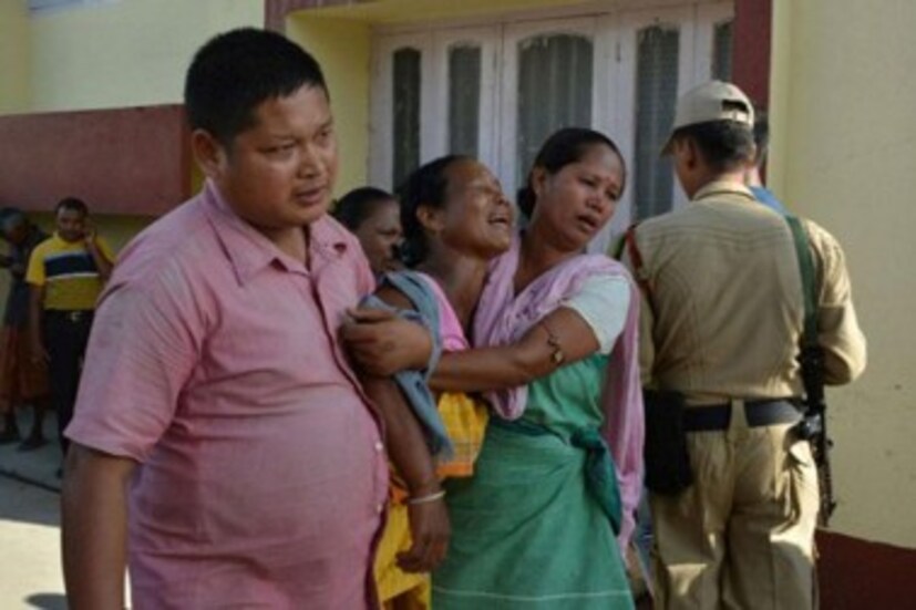 নিরাপত্তারক্ষীদের গুলিতে মৃত্যু হয়েছে সন্দেহভাজন ওই ব্যক্তির ৷ পুলিশ সূত্রে খবর, সেনার পোশাকে চার-পাঁচ জন জঙ্গি মিলে এই হামলা চালিয়েছে ৷ হামলার খবর পেয়ে পরিস্থিতি মোকাবিলায় তৎক্ষণাৎ ঘটনাস্থলে পৌঁছায় নিরাপত্তারক্ষীদের এক বিশেষ দল ৷ শেষ পাওয়া খবর অনুযায়ী, সেনা-জঙ্গি গুলির লড়াইয়ে দুই জঙ্গির মৃত্যু হয়েছে ৷ বাকি জঙ্গিদের খোঁজে এলাকায় চিরুণি তল্লাশি চালাচ্ছে সেনা ৷ হামলার পিছনে NDFB (S) গোষ্ঠী অর্থাৎ বড়ো জঙ্গিদের হাত রয়েছে বলে মনে করা হচ্ছে ৷