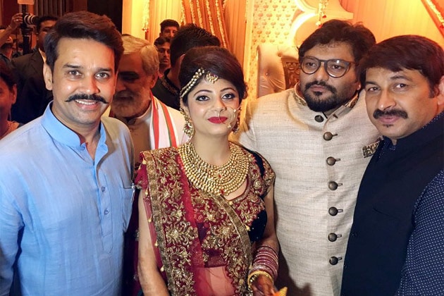 দ্বিতীয় ইনিংস শুরু বিজেপি সাংসদ ও কেন্দ্রীয় মন্ত্রী বাবুল সুপ্রিয়র ৷ গত দু’বছর ধরে প্রেম চলার পর অবশেষে বিমানসেবিকা পাত্রী রচনা শর্মার সঙ্গে মঙ্গলবার বিয়েটা সেরেই ফেললেন বাবুল ৷ দ্বিতীয় ইনিংস শুরু বিজেপি সাংসদ ও কেন্দ্রীয় মন্ত্রী বাবুল সুপ্রিয়র ৷ গত দু’বছর ধরে প্রেম চলার পর অবশেষে বিমানসেবিকা পাত্রী রচনা শর্মার সঙ্গে মঙ্গলবার বিয়েটা সেরেই ফেললেন বাবুল ৷