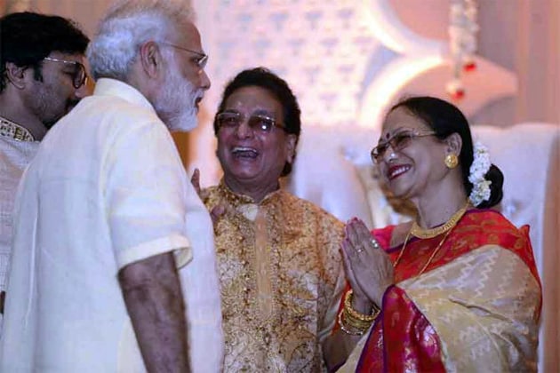 বিয়েতে উপস্থিত ছিলেন প্রধানমন্ত্রী নরেন্দ্র মোদিও ৷ বাবুল সুপ্রিয়র বাবা-মা-র সঙ্গে প্রধানমন্ত্রী ৷ বিয়েতে উপস্থিত ছিলেন প্রধানমন্ত্রী নরেন্দ্র মোদিও ৷ বাবুল সুপ্রিয়র বাবা-মা-র সঙ্গে প্রধানমন্ত্রী ৷