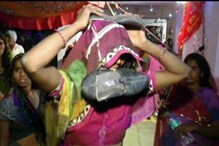 শয়তান তাড়াতে খাওয়ানো হল ছেঁড়া জুতো থেকে জল শয়তান তাড়াতে খাওয়ানো হল ছেঁড়া জুতো থেকে জল