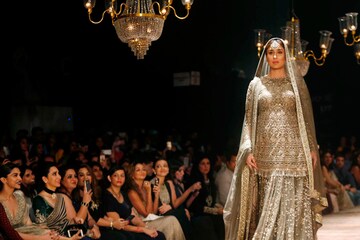 বেবি বাম্প নিয়েই শো-স্টপার করিনা, দেখুন ছবি