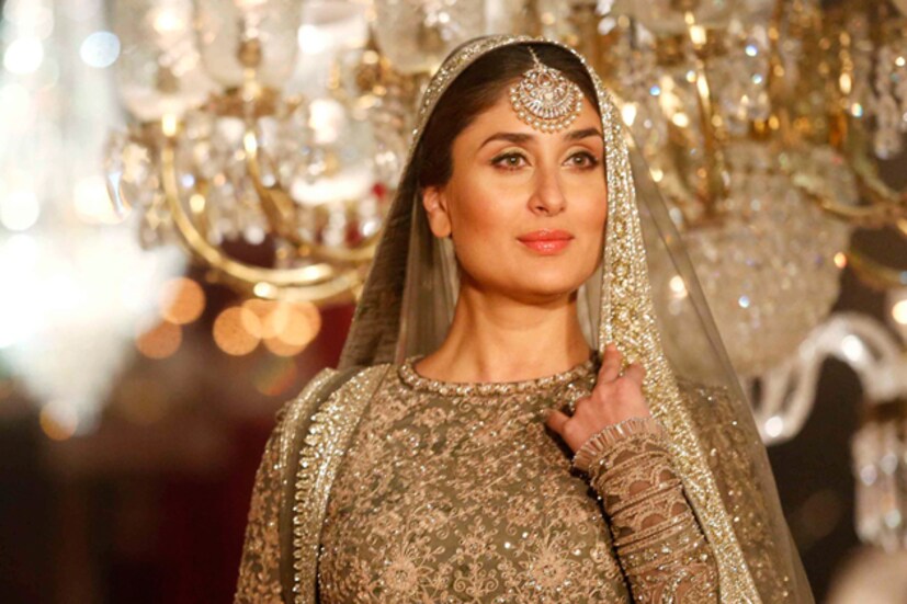 ল্যাকমে ফ্যাশন উইকের শেষ দিনে সব্যসাচীর শো একেবারেই ছিল নবাবী ঢঙের ৷ ঝাড়বাতি দিয়ে সাজানো হয়েছিল স্টেজ ৷ আর তারই মধ্যে দিয়ে হেঁটে আসছিলেন করিনা কাপুর ৷ 