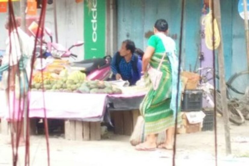 অসমের কোকরাঝাড়ে হামলার একদিনের মধ্যেই সন্দেহভাজন জঙ্গির ছবি এল CNN News18-এর হাতে ৷ ছবিটিতে দেখা যাচ্ছে নীল রঙের চেক সার্ট পরে কোকরাঝাড়ের বালাযান বাজার এলাকা অপেক্ষা করছে এক ব্যক্তি ৷ 