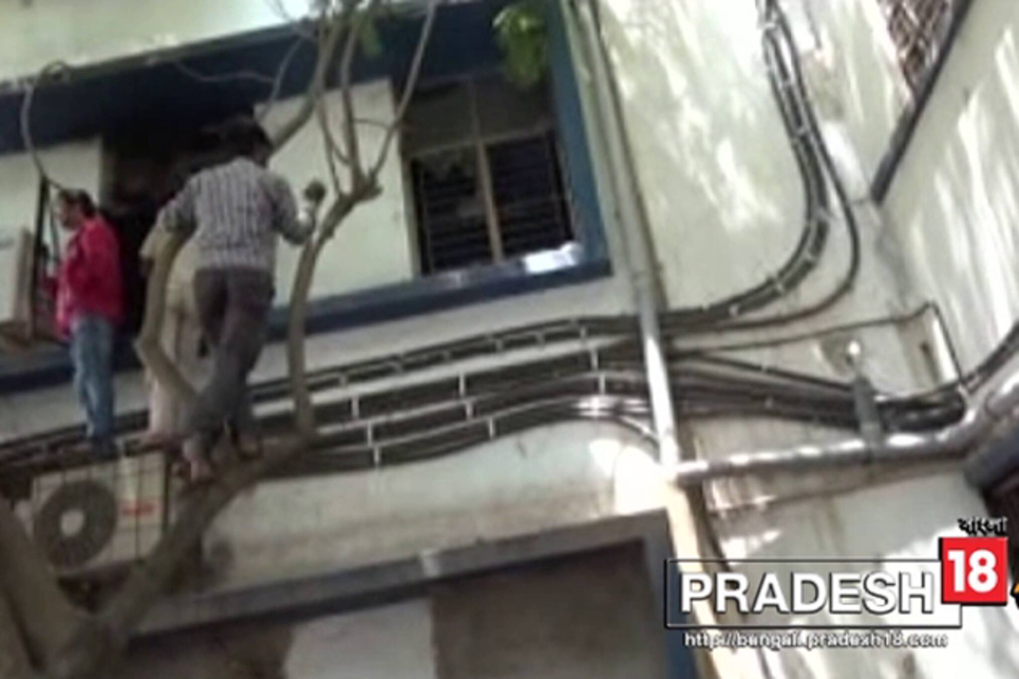 মুর্শিদাবাদ মেডিক্যাল কলেজে আগুন নেভানোর কাজে নামলেন স্থানীয়রাই